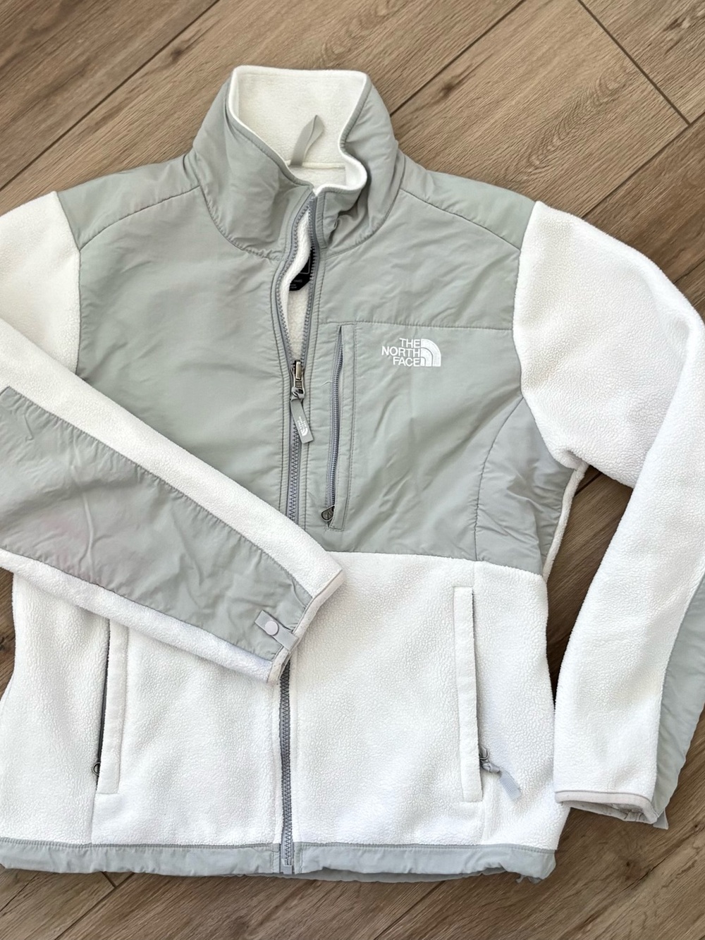The North Face Women’s Polartec Jacket, White & Gray, Medium